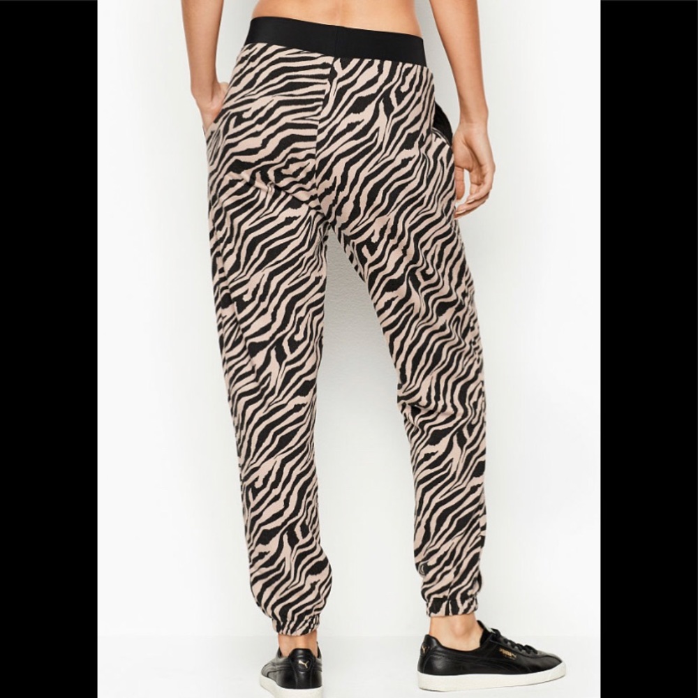NWT Victoria’s Secret High Waist Fleece Jogger - Picture 3 of 4